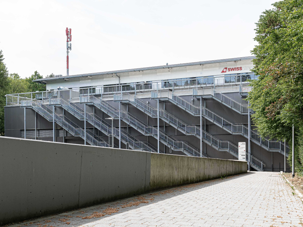 HALLE Schluefweg Kloten