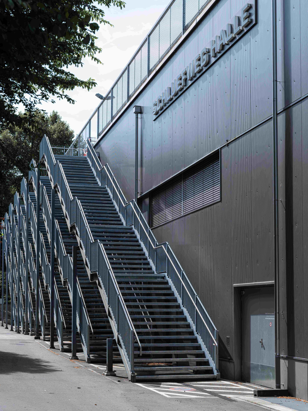 23200002 Stadion Schluefweg Kloten DSF9694 Fluchttreppe