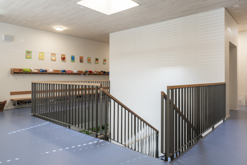 24100010 Kindergartem Giswil cs Treppe Geländer Staketen 1001