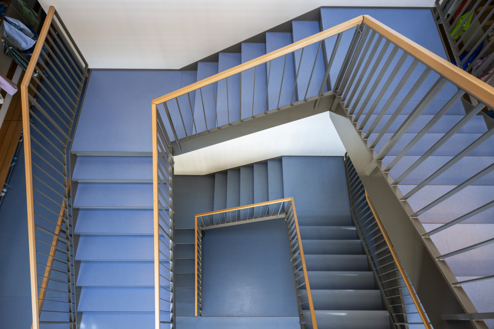 24100010 Kindergartem Giswil cs Treppe Geländer Staketen 1006