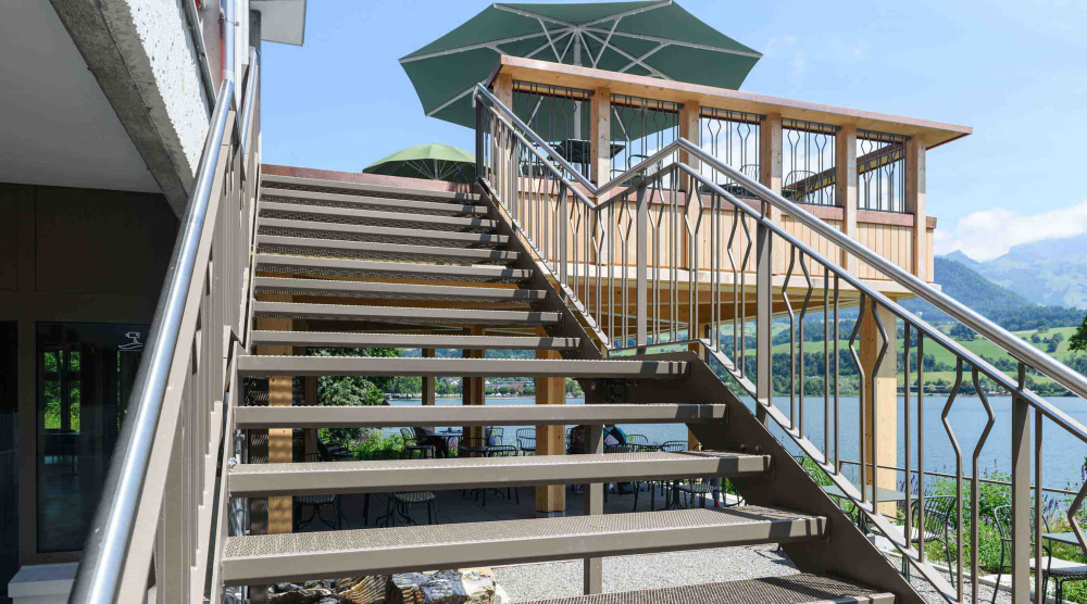 202506 Iromet Hotel Kurhaus am Sarnersee SB 9304 Terrasse Geländer Treppe
