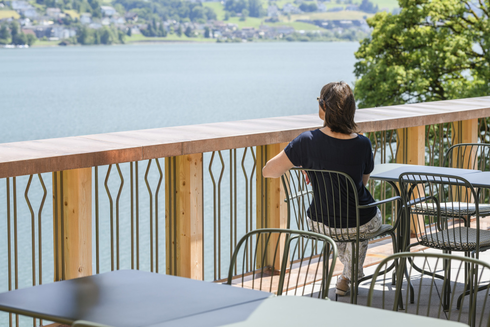 202506 Iromet Hotel Kurhaus am Sarnersee SB 9366 Terrasse Geländer